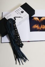 Flogger SUBSPACE avec poignée cloutée x Liebe – Image 3
