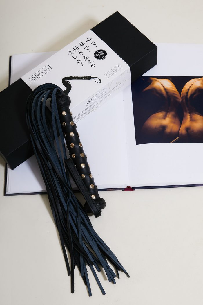 Flogger SUBSPACE avec poignée cloutée x Liebe – Image 3