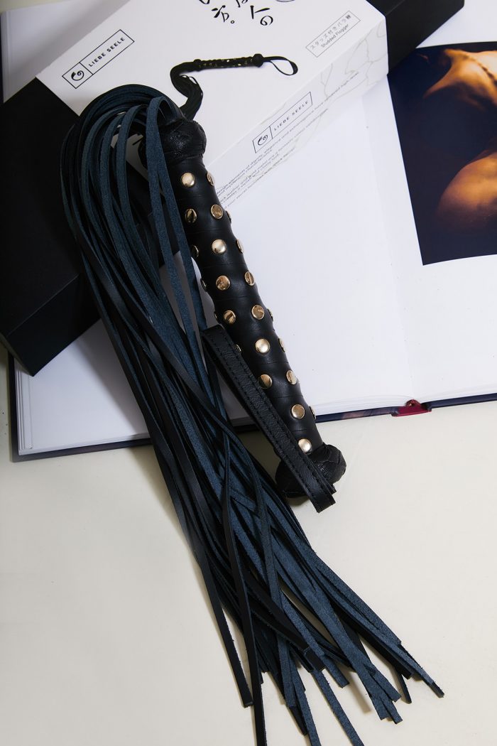 Flogger SUBSPACE avec poignée cloutée x Liebe – Image 4