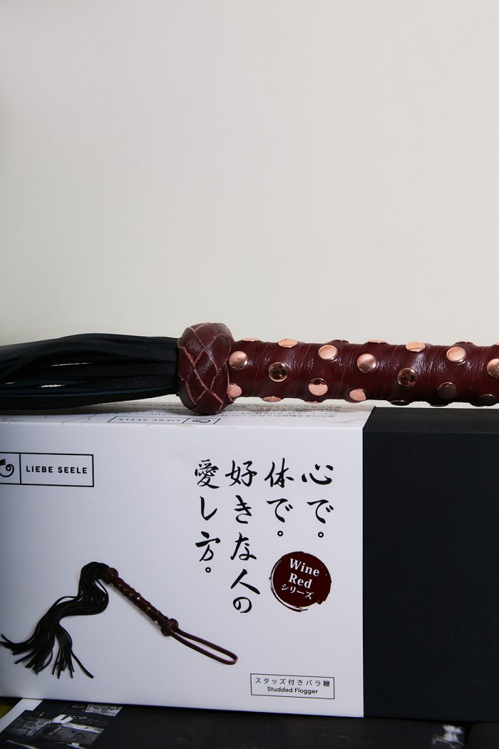Flogger SLAVE'S BEAUTY avec poignée cloutée x Liebe – Image 7
