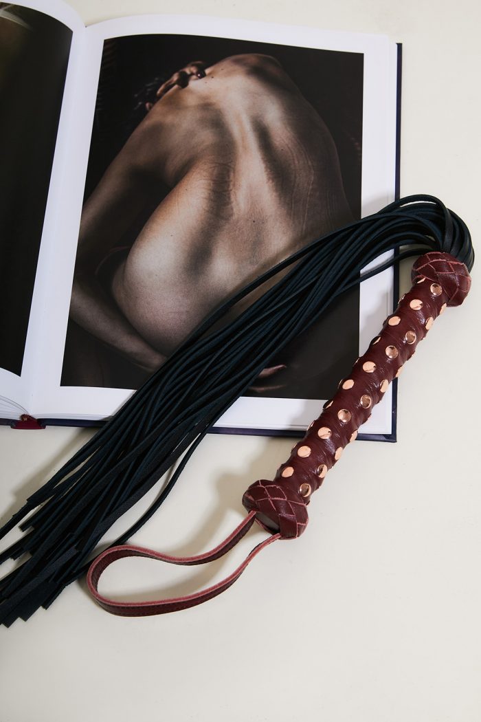 Flogger SLAVE'S BEAUTY avec poignée cloutée x Liebe – Image 6