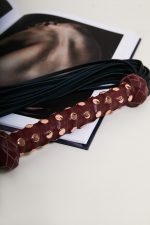 Flogger SLAVE'S BEAUTY avec poignée cloutée x Liebe – Image 5