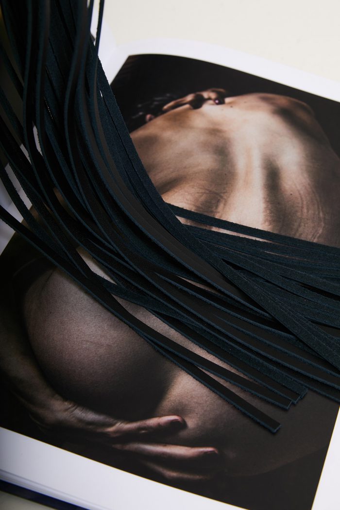 Flogger SLAVE'S BEAUTY avec poignée cloutée x Liebe – Image 4