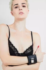 Manchette menotte & cadenas en cuir SUPPLICA x Fatima – Image 6